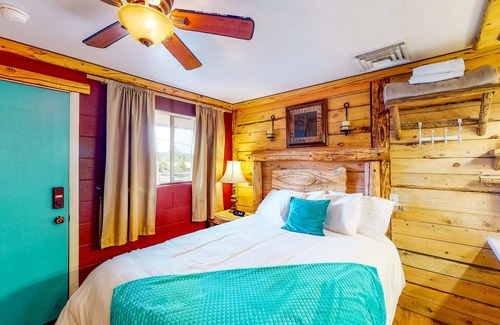 Cedaredge Cabin | Unique hideaway with great shared amenities