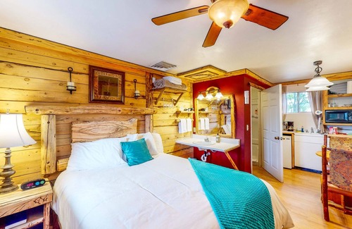 Cedaredge Cabin | Unique hideaway with great shared amenities