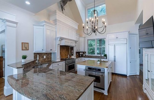 Lake Oconee House | Unique Lake Lodge Retreat with game room