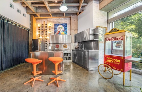 Las Lomas I Apartment | Unique Location, Artistic Spacious Loft Poblado