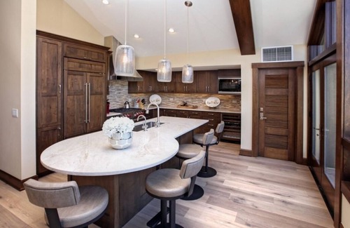 Avon Condo | Unique Lux Suite, Riverfrt Resort & Spa, Ski in out,Hot tub,Ski Valet,Rm Service