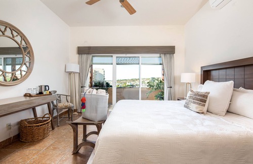 La Paz Resort | Unique Luxury Home - Private Beach Club & Housekeeping included