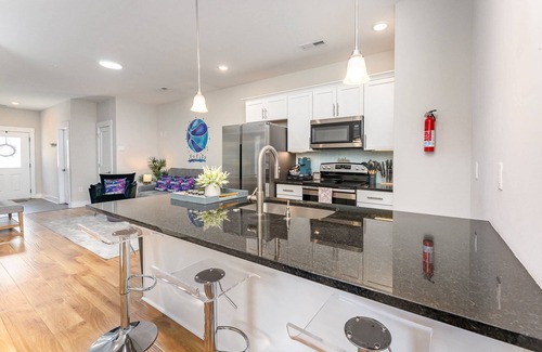 Third Ward House | Unique Luxury Uptown Suite | Walk to BOA & Convention Center | Pet Friendly | Hornet Themed Oasis!