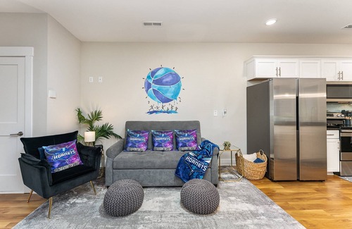 Third Ward House | Unique Luxury Uptown Suite | Walk to BOA & Convention Center | Pet Friendly | Hornet Themed Oasis!