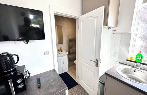 West Hendon Apartment | Unique Modern, Private Apartment, 15 Mins To Central London