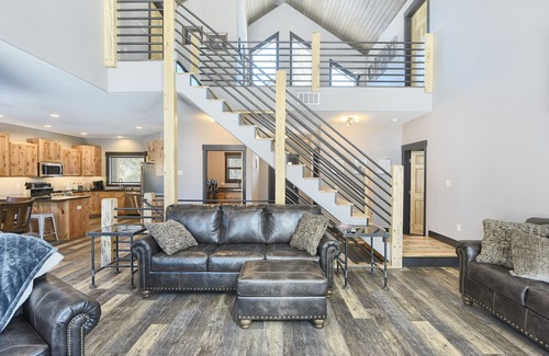 Deadwood Cabin | Unique New Cabin on Paved Roads, Hot Tub, & access to Clubhouse w/Pool!