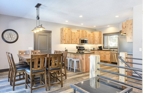 Deadwood Cabin | Unique New Cabin on Paved Roads, Hot Tub, & access to Clubhouse w/Pool!