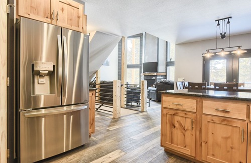 Deadwood Cabin | Unique New Cabin on Paved Roads, Hot Tub, & access to Clubhouse w/Pool!