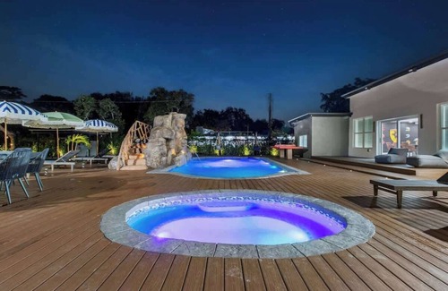 Golden Glades House | Unique Private Racing Track Villa In Miami/Cinema