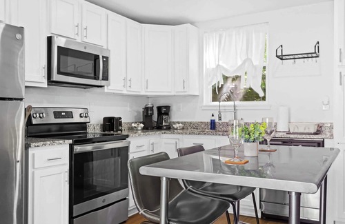 Phoenix Hill Apartment | Unique Re‑Nu Eco Stay! Work-Friendly w/Wifi | #5