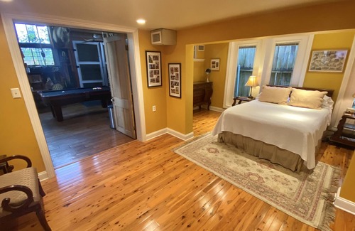 Carrollton Ski Chalet | Unique, Spacious, Streetcar Line, Artist's Quarters, Permit # 18STR-09431