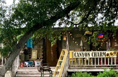 Rio Frio House | UNIQUELY AMAZING TEXAS HILL COUNTRY HOUSE CLOSE TO FRIO RIVER SLEEPS UP TO 14!