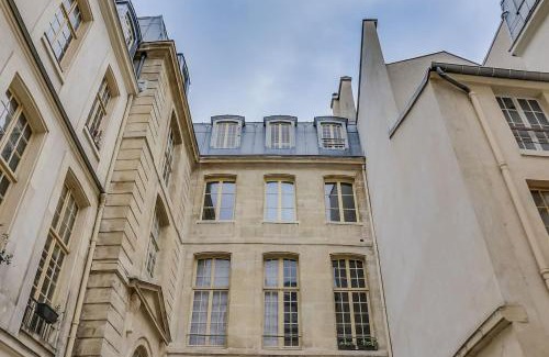 Quartier Sainte-Avoye Apartment | Unit 007 Marais Pompidou (michel le comte)