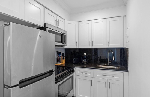 East Fort Lauderdale Villa | UNIT # 1 200 steps Lauderdale By The Sea Beach or Downtown 1 Bdr, ground floorn