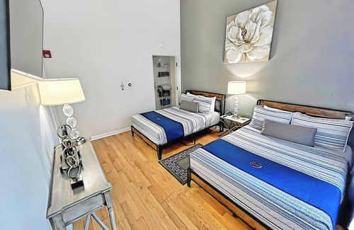 Gaslamp Quarter Hotel | UNIT #203 2-bedroom/1-bath 500 sq. ft suite with Parking & 4 Beds including a full kitchen - Washer/Dryer