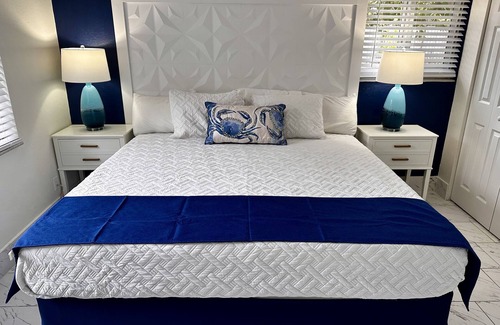 Lauderdale-by-the-Sea Hotel | Unit 6 Premium 1 Bedroom King Pool View Suite, King Bed, kitchen, pool view