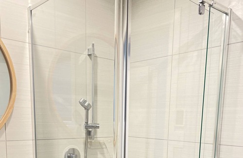 Johnsonville House | Unit C, with free fibre wifi n parking