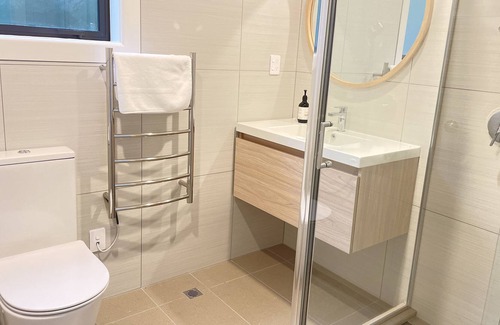 Johnsonville House | Unit C, with free fibre wifi n parking