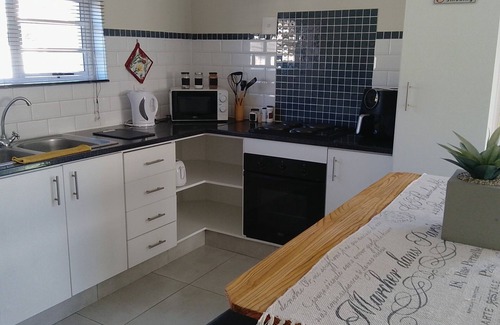 Parow Apartment | Unit Elaine, a cozy 1-bedroom apartment in serene Cape Town with free WiFi.