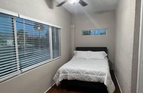 West University Apartment | University Blvd- Sleeps 12 & Free Parking