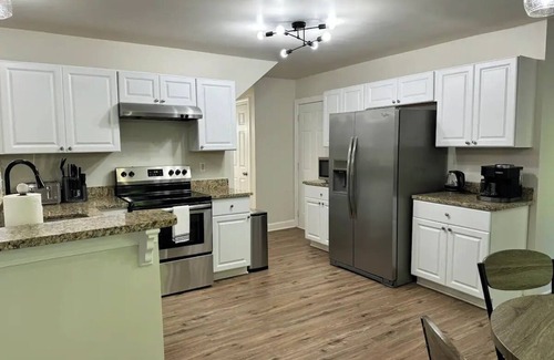 Davis Lake - Eastfield House | University City 4BR Retreat: Style & Space for 10