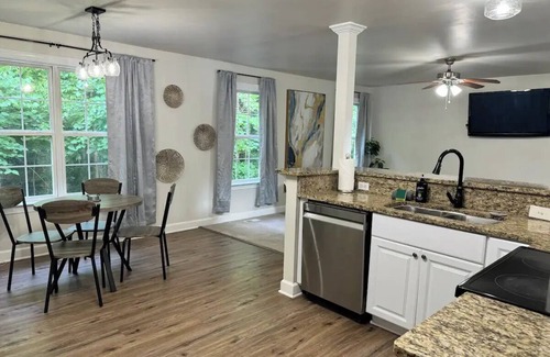 Davis Lake - Eastfield House | University City 4BR Retreat: Style & Space for 10