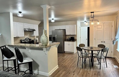 Davis Lake - Eastfield House | University City 4BR Retreat: Style & Space for 10
