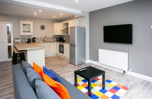 Belfast City Centre Apartment | University Road 1 · Spacious & Modern + Central Location|Couples Break