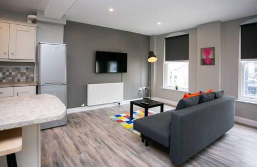 Belfast City Centre Apartment | University Road 1 · Spacious & Modern + Central Location|Couples Break