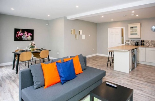 Belfast City Centre Apartment | University Road 1 · Spacious & Modern + Central Location|Couples Break