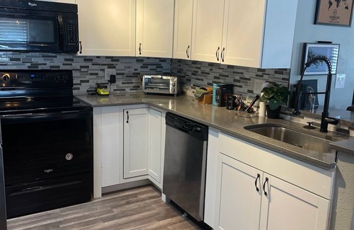 Harbor Oaks Bay Shore House | Unleash the Fun: Kayaks, Pool Table, Fishing Poles, and Ping Pong Table, Smoker