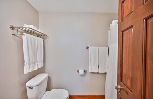 Milford House | Unmissable! Central Location meets Historic Accents w/Free Breakfast