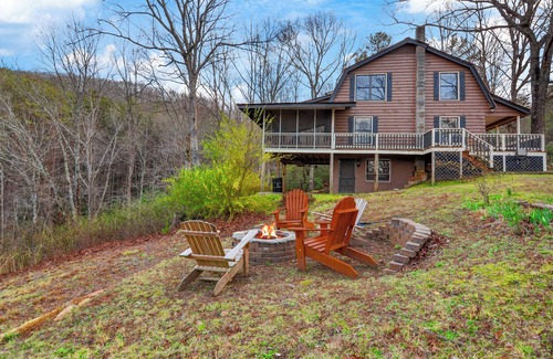 Ellijay Cabin | Unplug & Unwind w/Mountain Views! Pet Friendly, Close to Orchards, Firepit!