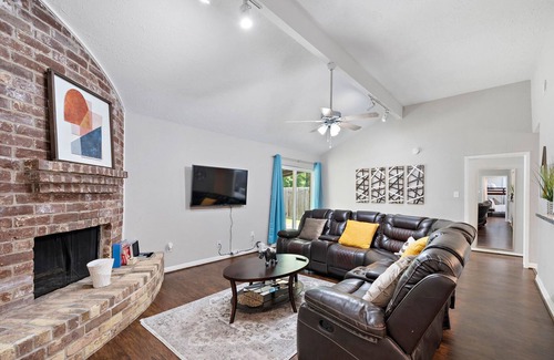 Spring House | Unreal Escape Foosball Backyard w/Grill Outdoor Games Netflix Wine WiFi