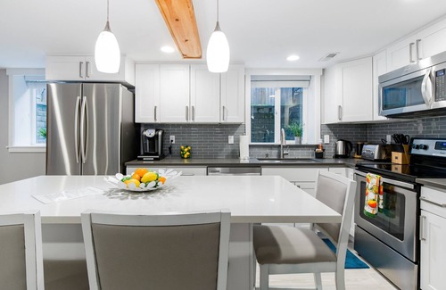 Kirkland Apartment | Unwind at a Modern Kirkland Suite