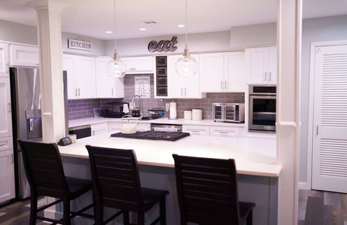 Irving House | Unwind - Beautiful 3 BR, Expansive Patio, Grill
