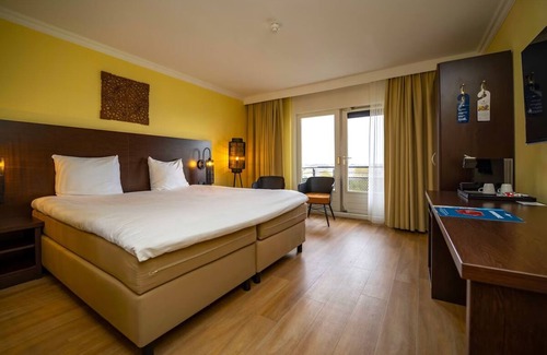 Vlissingen Hotel | Unwind by the Sea! Free Breakfast, Balcony, Steps to Beach!
