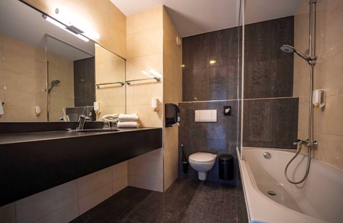 Vlissingen Hotel | Unwind by the Sea! Free Breakfast, Balcony, Steps to Beach!