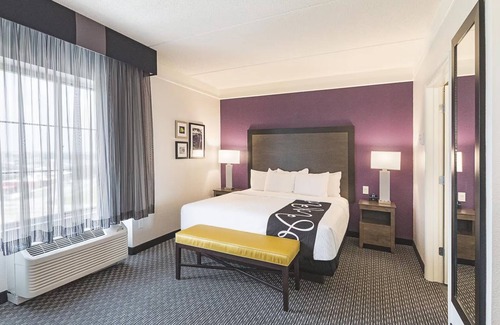 Arlington Hotel | Unwind & Explore: Stay Steps from Thrills at Six Flags, Cowboys Stadium!