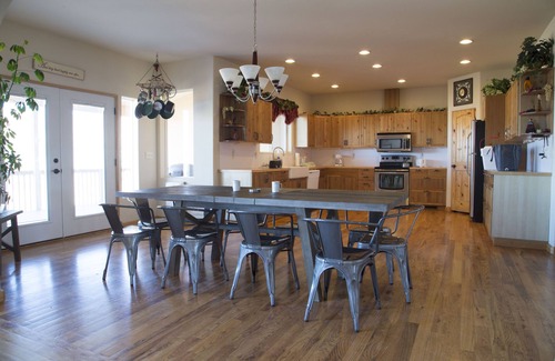 Kanab House | Up to 10 Guests in Kanab's 2nd Largest Home! 6 Bedrooms 6.5 Baths, Country, View