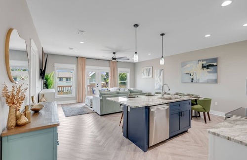 Upper Grand Lagoon House | Up to 18 Guests 6-Bed Retreat w/Pickleball Court