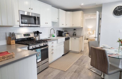 Grandview House | UPDATED 1BR *HOUSE* in GLENDALE with PRIVATE FENCED YARD (p55)