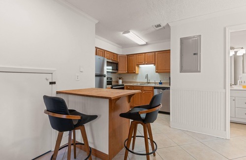 Demere Park House | Updated and clean, 2 full baths, modern townhouse close to Pier Village