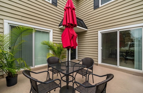 Demere Park House | Updated and clean, 2 full baths, modern townhouse close to Pier Village