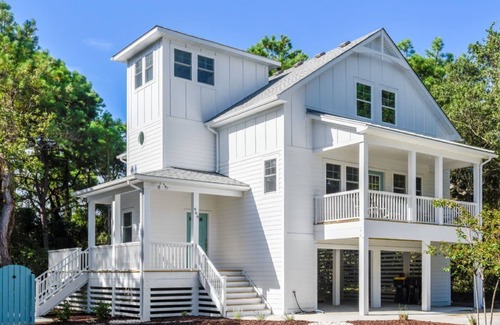 Monteray Shores House | Updated and Modern Corolla Beach Retreat!