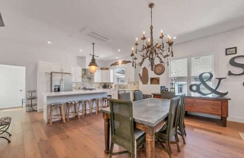 Petaluma House | Updated and Spacious 3BR/2BA Victorian Style Home