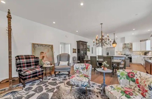 Petaluma House | Updated and Spacious 3BR/2BA Victorian Style Home