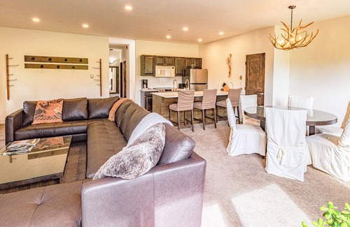 Snowmass Village Condo | Updated & attractive condo with mountain views, private washer/dryer, free WiFi