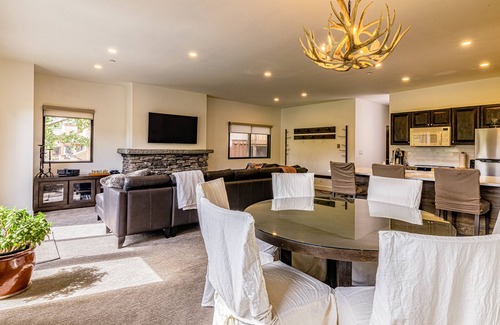 Snowmass Village Condo | Updated & attractive condo with mountain views, private washer/dryer, free WiFi