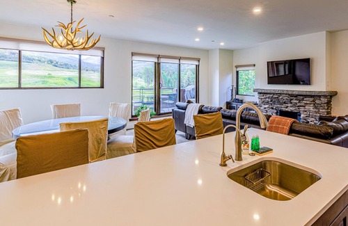 Snowmass Village Condo | Updated & attractive condo with mountain views, private washer/dryer, free WiFi